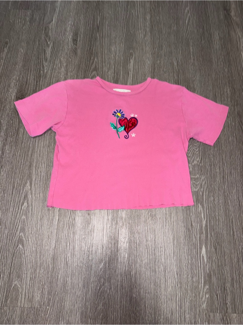 Carolyn Taylor Pink cropped tee with embroidered heart and flower Size Small